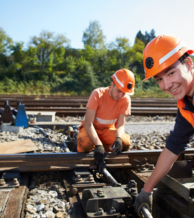 Zwei Gleisarbeiter der SBB in oranger Arbeitsmontur